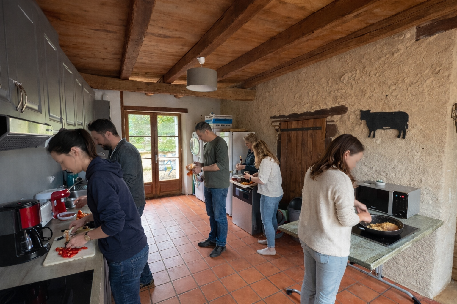 Préparation du repas en groupe dans la cuisine du gîte