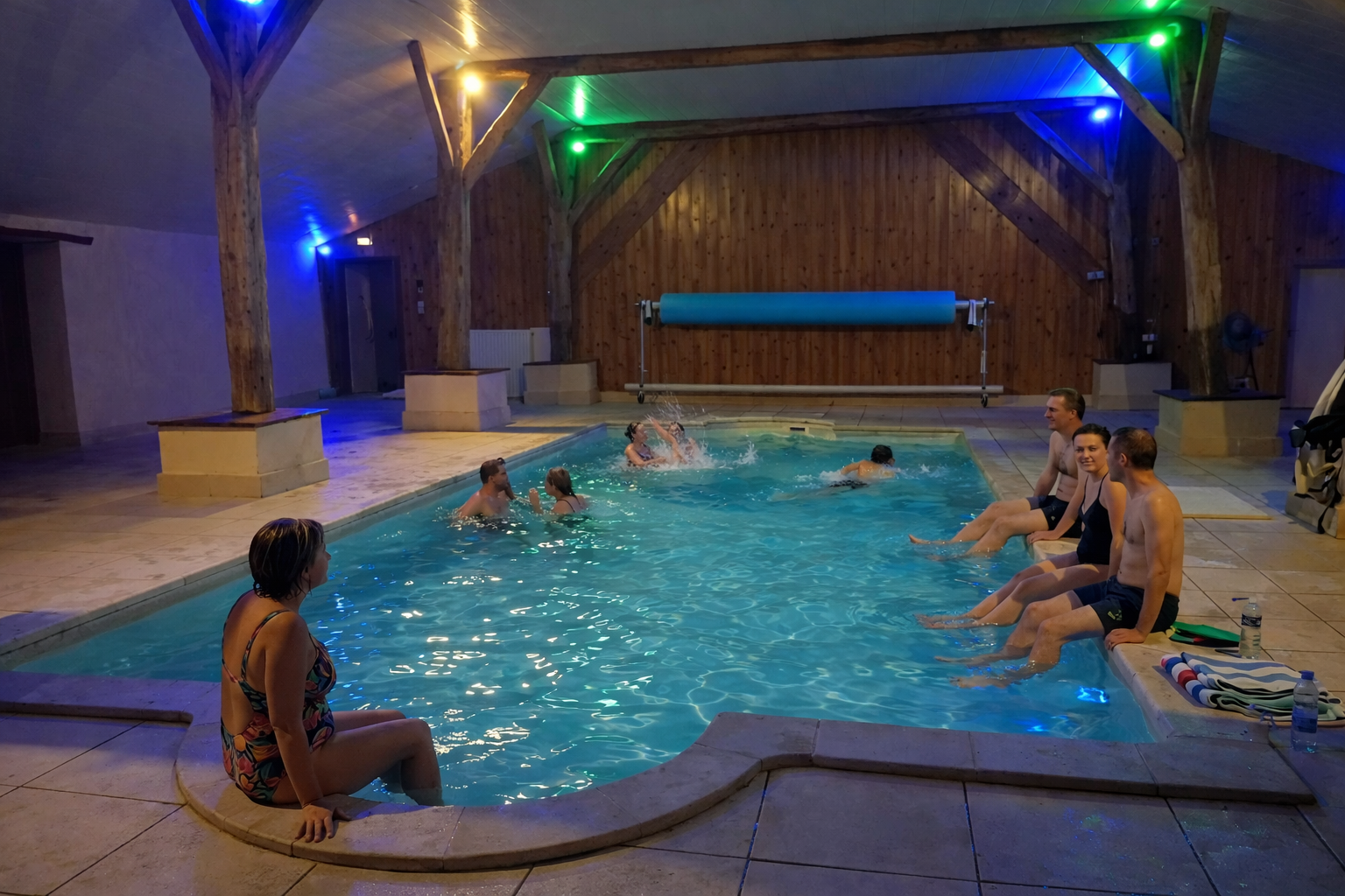Piscine couverte chauffée avec baigneurs - Domaine de Busseroux