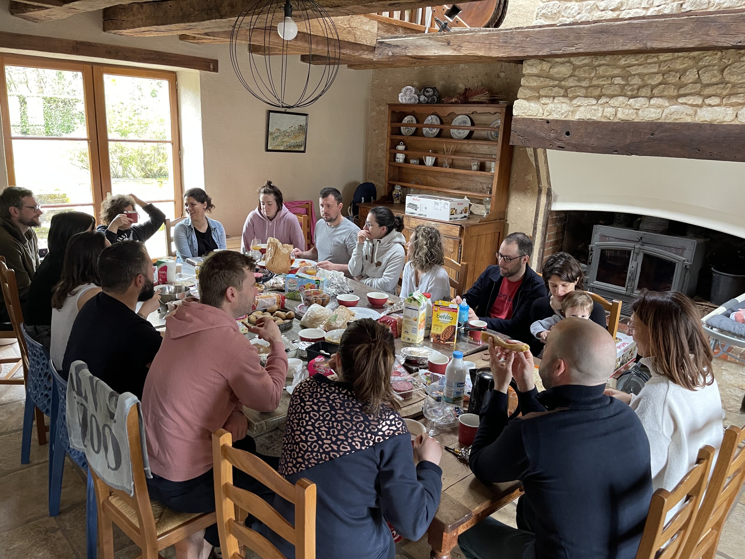 Repas de groupe dans la salle à manger