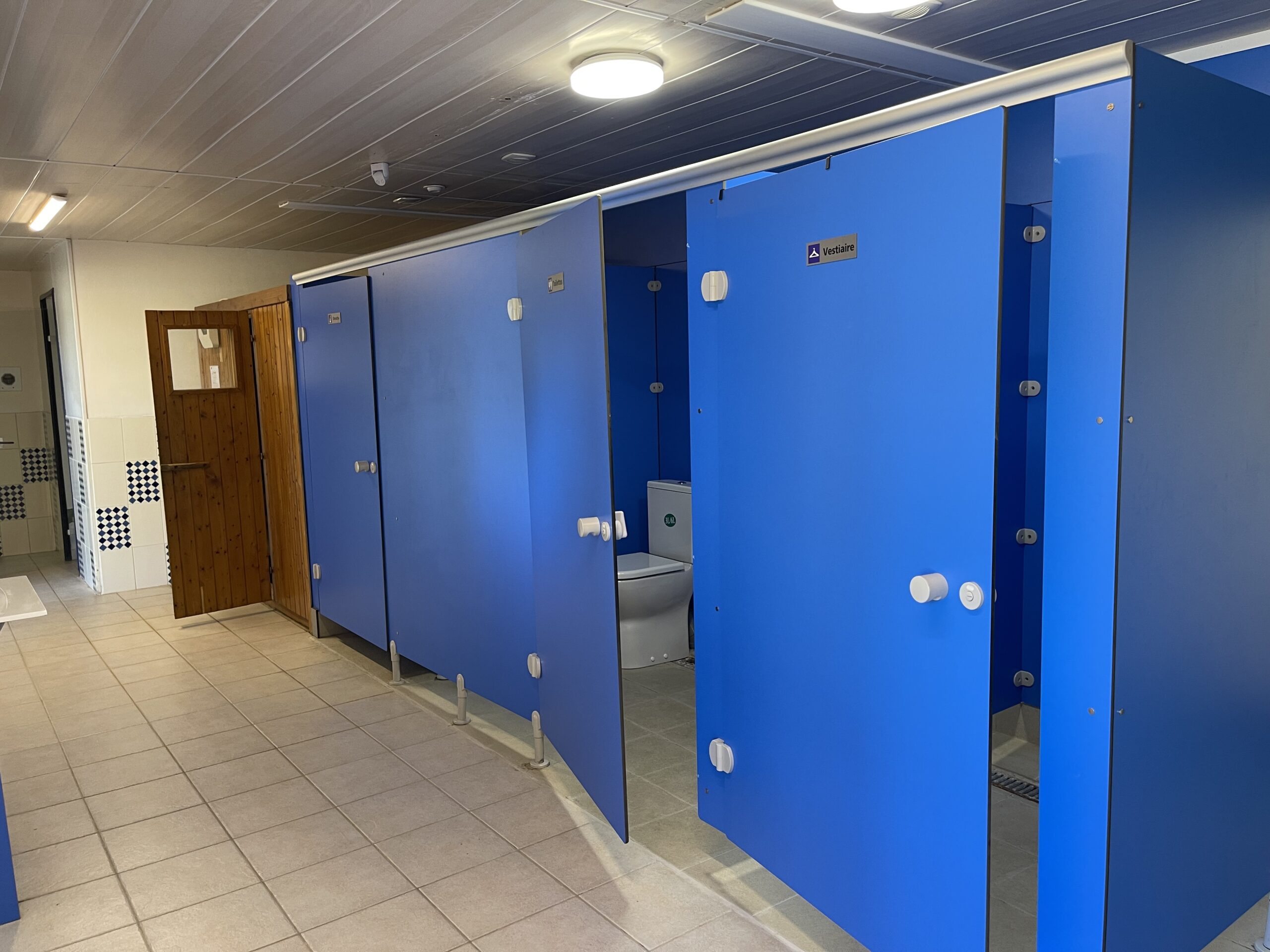 Vestiaires rénovés de l'espace bien-être