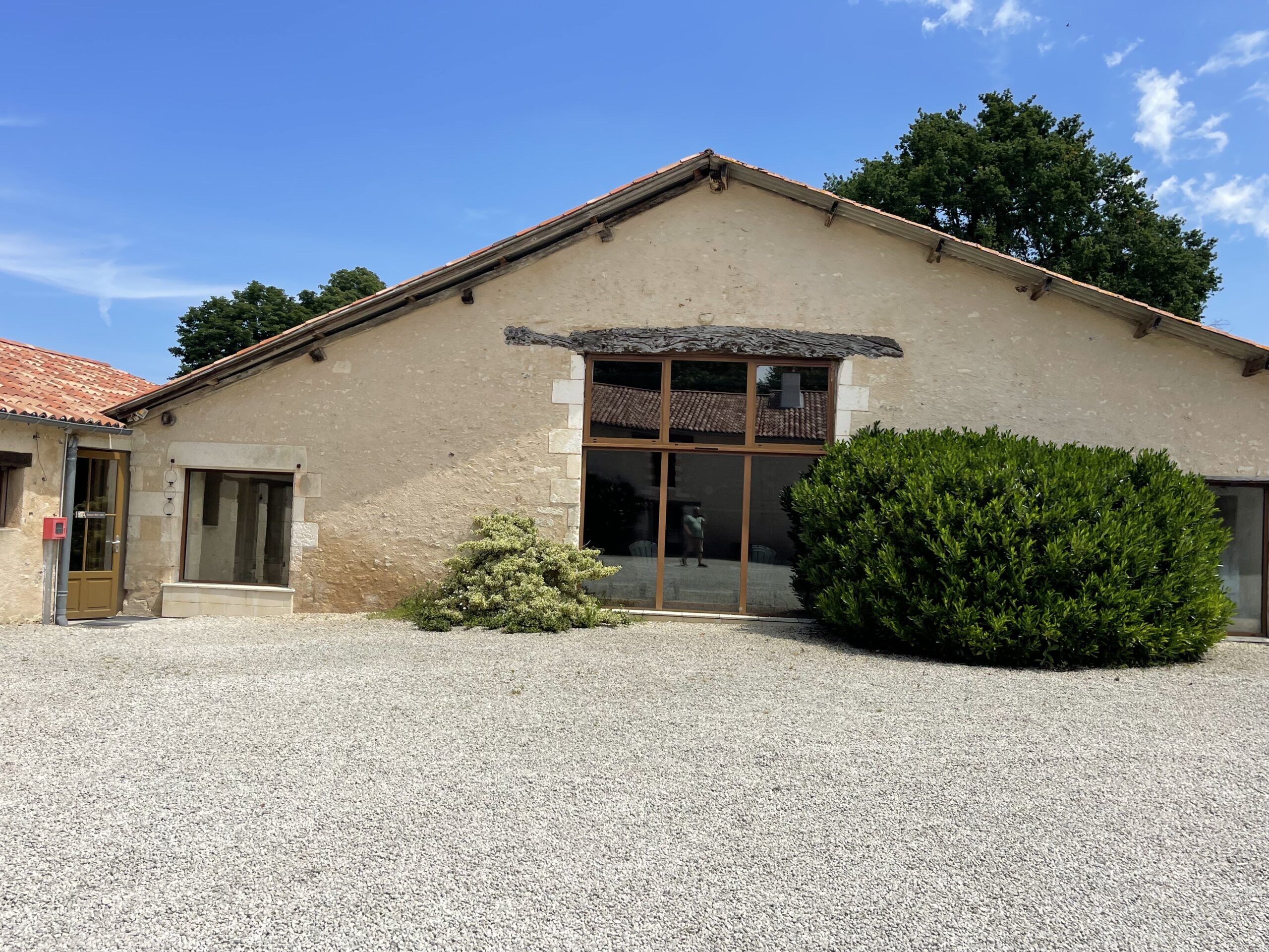 Façade du gîte et sa grande baie vitrée