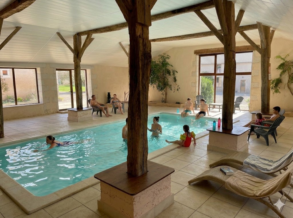 Baignade en famille dans la piscine couverte